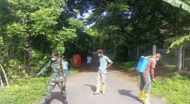 Babinsa Koramil 01/Sukajaya dan Petugas Kebersihan Kompak Bersihkan Bahu Jalan di Gampong Paya