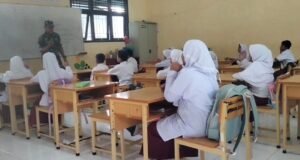 Tanamkan Cinta Tanah Air Sejak Dini, Babinsa Krueng Raya Berikan Wasbang kepada Siswa SDN 17 Sabang