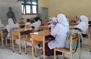 Tanamkan Cinta Tanah Air Sejak Dini, Babinsa Krueng Raya Berikan Wasbang kepada Siswa SDN 17 Sabang