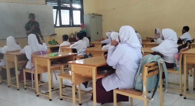 Tanamkan Cinta Tanah Air Sejak Dini, Babinsa Krueng Raya Berikan Wasbang kepada Siswa SDN 17 Sabang