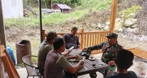 Babinsa Batee Shoek Imbau Warga Waspada Cuaca Buruk