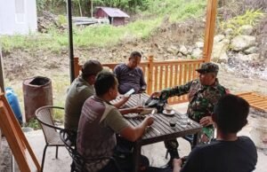 Babinsa Batee Shoek Imbau Warga Waspada Cuaca Buruk
