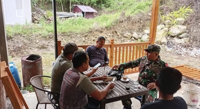 Babinsa Batee Shoek Imbau Warga Waspada Cuaca Buruk