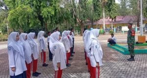 Tanamkan Disiplin dan Nasionalisme, Babinsa Aneuk Laot Latih Siswa SMPN 5 Sabang Hadapi Lomba PBB