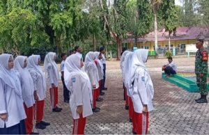 Tanamkan Disiplin dan Nasionalisme, Babinsa Aneuk Laot Latih Siswa SMPN 5 Sabang Hadapi Lomba PBB