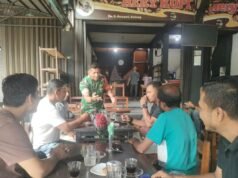 Babinsa Kuta Ateuh Sigap Ingatkan Keselamatan Warga Saat Cuaca Buruk
