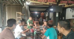 Babinsa Kuta Ateuh Sigap Ingatkan Keselamatan Warga Saat Cuaca Buruk