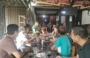 Babinsa Kuta Ateuh Sigap Ingatkan Keselamatan Warga Saat Cuaca Buruk