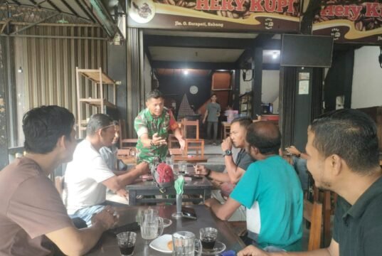Babinsa Kuta Ateuh Sigap Ingatkan Keselamatan Warga Saat Cuaca Buruk