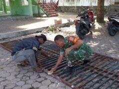 Tanpa Canggung, Babinsa Keuneukai Bantu Warga Perbaiki Pintu Pagar Besi
