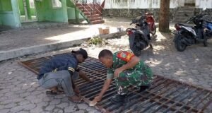 Tanpa Canggung, Babinsa Keuneukai Bantu Warga Perbaiki Pintu Pagar Besi