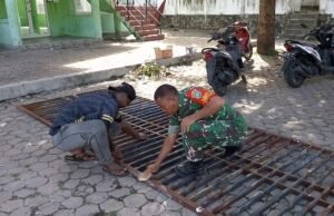 Tanpa Canggung, Babinsa Keuneukai Bantu Warga Perbaiki Pintu Pagar Besi
