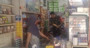 Pantau Harga Sembako di Kios Warga, Babinsa Ie Meulee Pastikan Stok Aman dan Harga Terjangkau