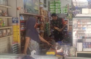 Pantau Harga Sembako di Kios Warga, Babinsa Ie Meulee Pastikan Stok Aman dan Harga Terjangkau