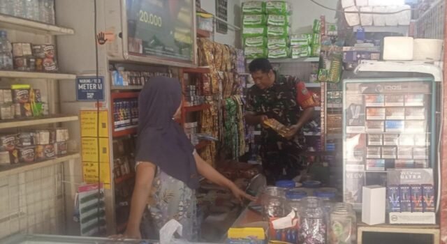 Pantau Harga Sembako di Kios Warga, Babinsa Ie Meulee Pastikan Stok Aman dan Harga Terjangkau