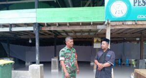 Babinsa Cot Abeuk Jalin Komsos dengan Pimpinan Dayah, Bahas Harapan Renovasi Balai Pengajian