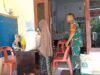 Babinsa Keuneukai Hadir di Tengah Warga, Pastikan Bantuan Pangan Tersalurkan Tepat Sasaran