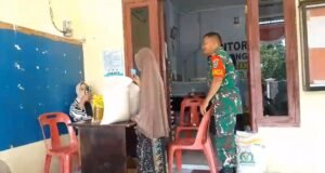 Babinsa Keuneukai Hadir di Tengah Warga, Pastikan Bantuan Pangan Tersalurkan Tepat Sasaran
