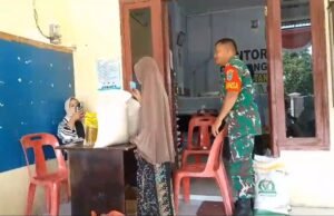 Babinsa Keuneukai Hadir di Tengah Warga, Pastikan Bantuan Pangan Tersalurkan Tepat Sasaran