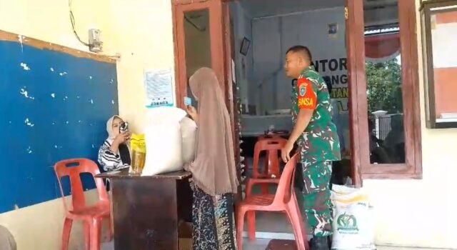 Babinsa Keuneukai Hadir di Tengah Warga, Pastikan Bantuan Pangan Tersalurkan Tepat Sasaran