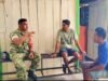 Babinsa Krueng Raya Rangkul Pemuda Lewat Komsos, Perkuat Kebersamaan dan Cegah Kenakalan Remaja