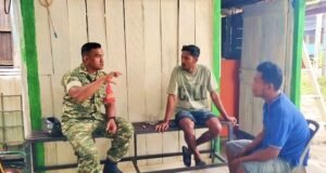 Babinsa Krueng Raya Rangkul Pemuda Lewat Komsos, Perkuat Kebersamaan dan Cegah Kenakalan Remaja