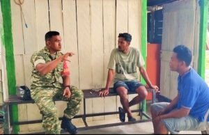 Babinsa Krueng Raya Rangkul Pemuda Lewat Komsos, Perkuat Kebersamaan dan Cegah Kenakalan Remaja