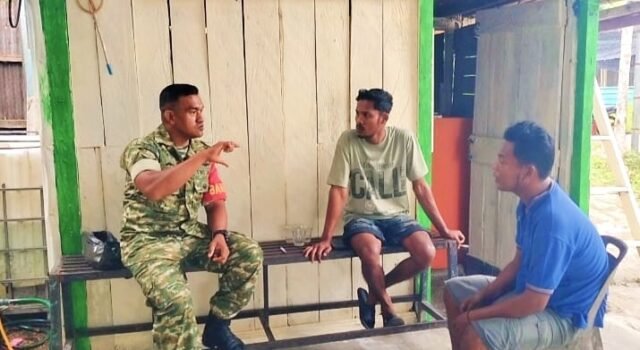 Babinsa Krueng Raya Rangkul Pemuda Lewat Komsos, Perkuat Kebersamaan dan Cegah Kenakalan Remaja
