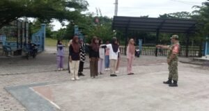 Babinsa Balohan Latih PBB Siswa SDN 20 Sabang, Tanamkan Disiplin dan Jiwa Nasionalisme