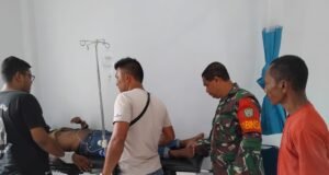 Wujud Kepedulian, Babinsa Koramil 02/Sukakarya Jenguk Warga Iboih yang Dirawat di Puskesmas