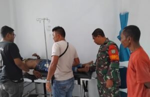Wujud Kepedulian, Babinsa Koramil 02/Sukakarya Jenguk Warga Iboih yang Dirawat di Puskesmas