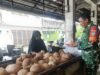 Babinsa Kuta Barat Sambangi Pedagang Kelapa di Pasar Tradisional, Monitor Stabilitas Informasi Harga