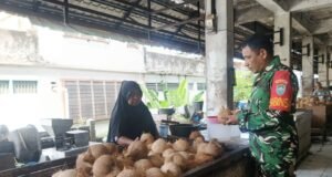 Babinsa Kuta Barat Sambangi Pedagang Kelapa di Pasar Tradisional, Monitor Stabilitas Informasi Harga