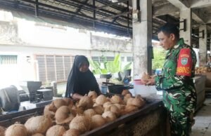 Babinsa Kuta Barat Sambangi Pedagang Kelapa di Pasar Tradisional, Monitor Stabilitas Informasi Harga