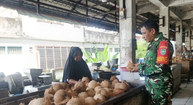 Babinsa Kuta Barat Sambangi Pedagang Kelapa di Pasar Tradisional, Monitor Stabilitas Informasi Harga