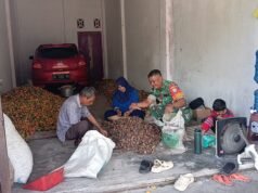 Babinsa Koramil 01/Sukajaya Aktif Bantu Warga, Ciptakan Kedekatan dengan Masyarakat