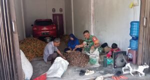 Babinsa Koramil 01/Sukajaya Aktif Bantu Warga, Ciptakan Kedekatan dengan Masyarakat