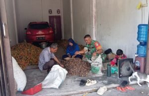 Babinsa Koramil 01/Sukajaya Aktif Bantu Warga, Ciptakan Kedekatan dengan Masyarakat