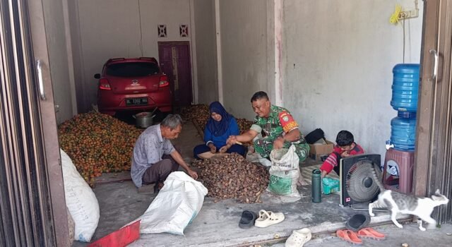 Babinsa Koramil 01/Sukajaya Aktif Bantu Warga, Ciptakan Kedekatan dengan Masyarakat