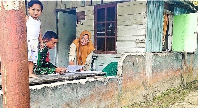Babinsa Krueng Raya Beri Pendampingan dan Edukasi Pentingnya Akta Kelahiran
