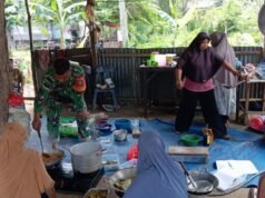 Wujud Kebersamaan, Babinsa Cot Abeuk Bantu Warga Persiapkan Acara Sunatan