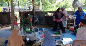 Wujud Kebersamaan, Babinsa Cot Abeuk Bantu Warga Persiapkan Acara Sunatan