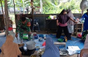 Wujud Kebersamaan, Babinsa Cot Abeuk Bantu Warga Persiapkan Acara Sunatan