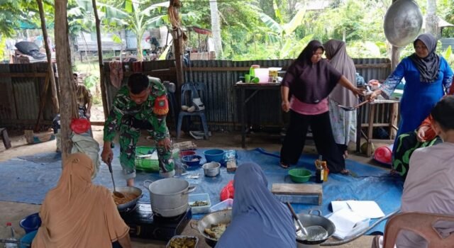 Wujud Kebersamaan, Babinsa Cot Abeuk Bantu Warga Persiapkan Acara Sunatan
