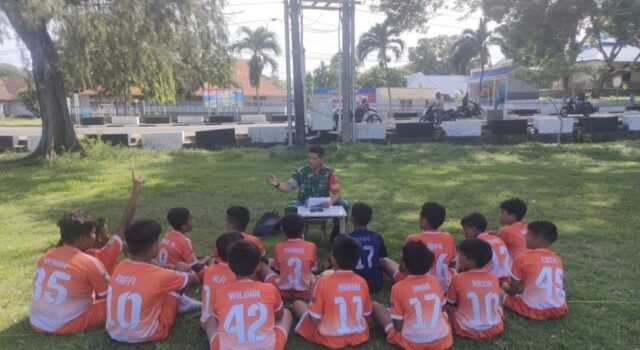 Babinsa Koramil 02/Sukakarya Dorong Generasi Muda Aktif Berolahraga dan Disiplin Berlatih