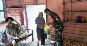 Kepedulian Babinsa Jaboi, Serda M Imron Bantu Warga Kurang Mampu di Meunasah Tuha