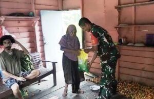 Kepedulian Babinsa Jaboi, Serda M Imron Bantu Warga Kurang Mampu di Meunasah Tuha