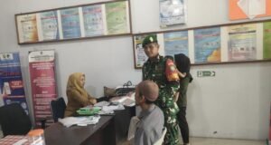 Humanis dan Responsif, Babinsa Kuta Ateuh Dampingi Warga Buat Akta Kelahiran Anak