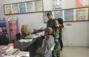 Humanis dan Responsif, Babinsa Kuta Ateuh Dampingi Warga Buat Akta Kelahiran Anak