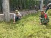 Jaga Kenyamanan Ibadah, Babinsa Aneuk Laot dan Warga Laot Gotong Royong Bersihkan Meunasah Ar-Raniry
